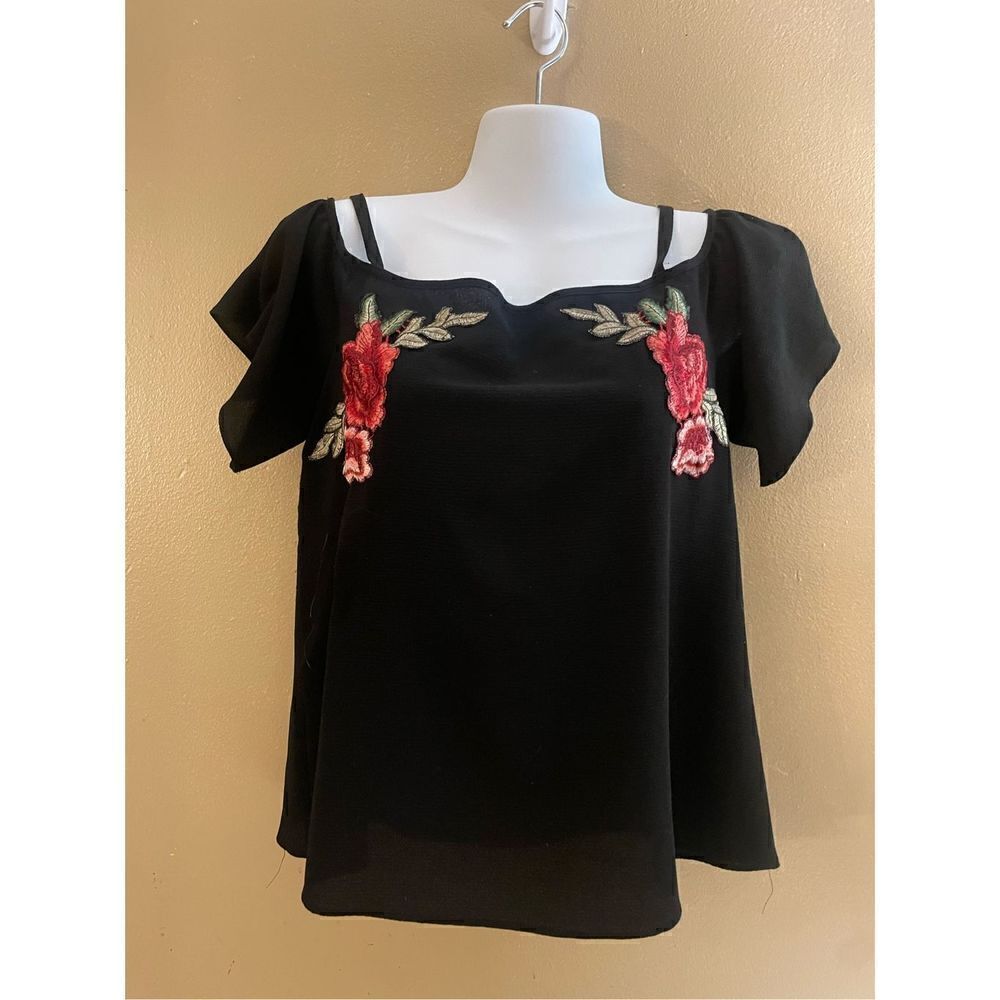 New A Byer. Rosé Embroidered Black Top Size Small